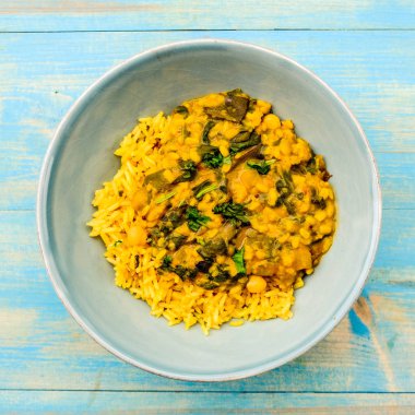 Pirinç ile Hint Mercimek ve Ispanak Köri