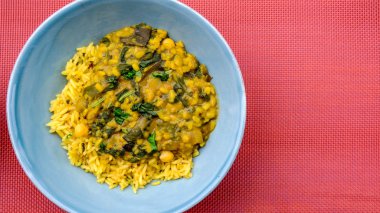 Pirinç ile Hint Mercimek ve Ispanak Köri