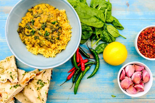 Curry de lentejas y espinacas indias con arroz — Foto de Stock