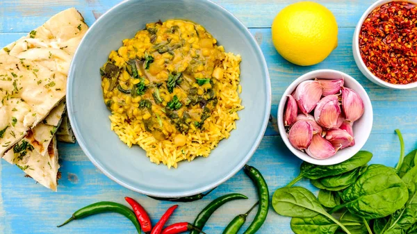 Curry de lentejas y espinacas indias con arroz —  Fotos de Stock