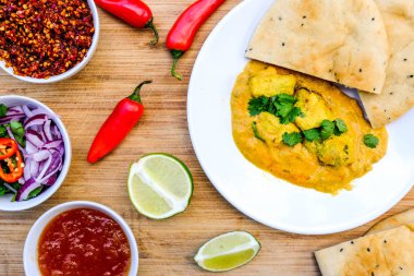 Geleneksel Hint Tavuk Korma Köri Yemek