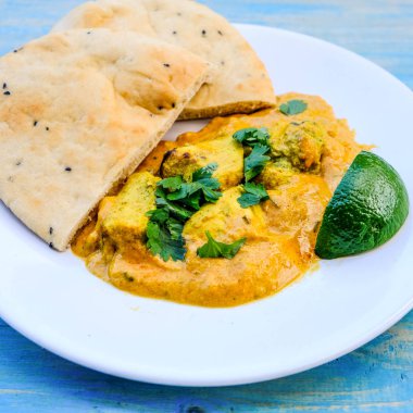 Geleneksel Hint Tavuk Korma Köri Yemek