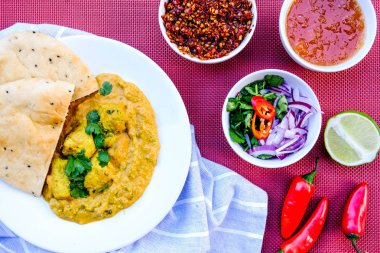 Geleneksel Hint Tavuk Korma Köri Yemek