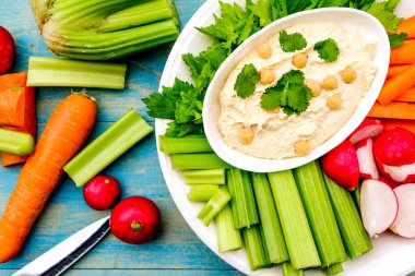 Taze Sebzeli Akdeniz Humusu