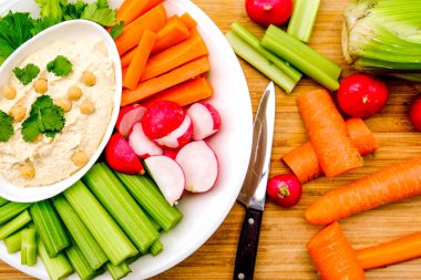 Taze Sebzeli Akdeniz Humusu