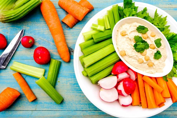 Mediterraner Hummus mit frischem Gemüse — Stockfoto