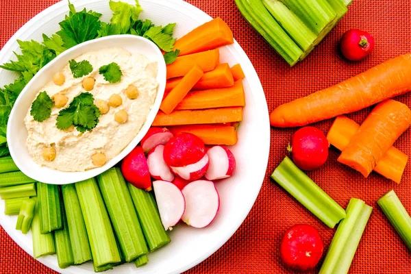 Mediterraner Hummus mit frischem Gemüse — Stockfoto