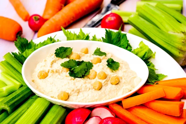 Mediterraner Hummus mit frischem Gemüse — Stockfoto