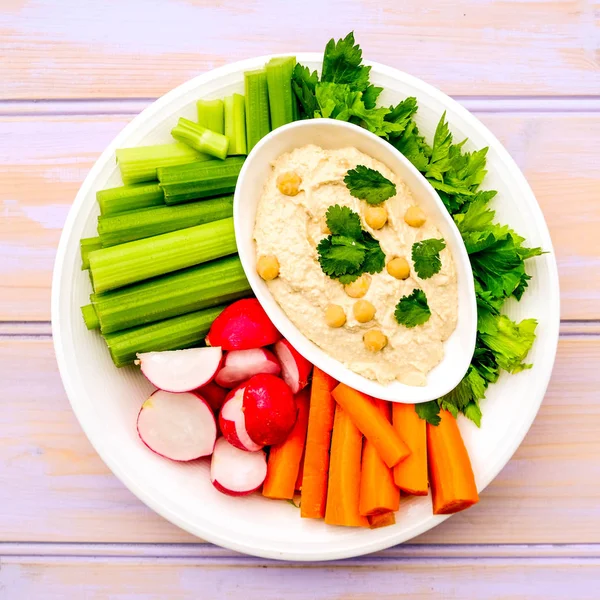 Mediterraner Hummus mit frischem Gemüse — Stockfoto