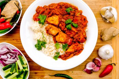 Pirinç ile Hint Tarzı Tavuk Jalfrezi Köri