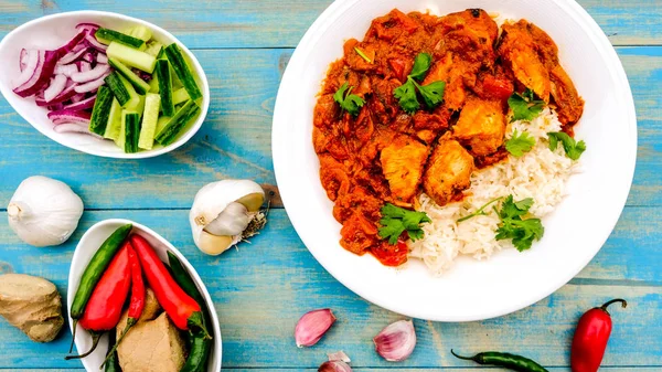 Frango estilo indiano Jalfrezi Curry com arroz — Fotografia de Stock