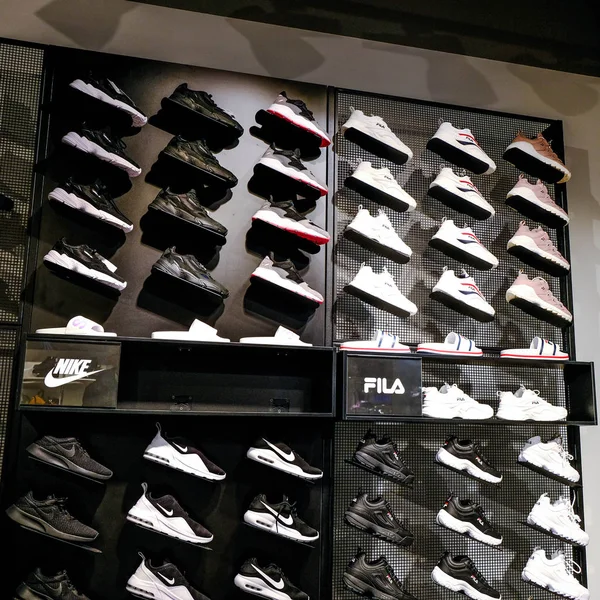 Популярні модні взуття Nike і Fila — стокове фото