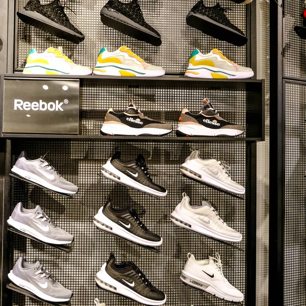 Reebok Trainers Display em uma loja ou loja de rua alta — Fotografia de Stock