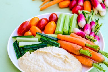 Humus ile Taze Sebze Crudite Tabağı