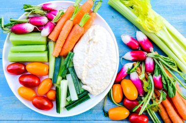 Humus ile Taze Sebze Crudite Tabağı