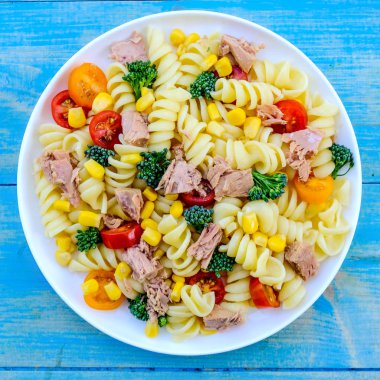 Ton balığı ve Tatlı Mısır Sağlıklı Makarna Salatası