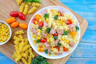 Ton balığı ve Tatlı Mısır Sağlıklı Makarna Salatası