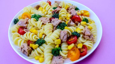 Ton balığı ve Tatlı Mısır Sağlıklı Makarna Salatası