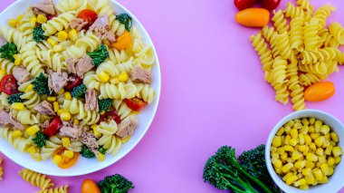 Ton balığı ve Tatlı Mısır Sağlıklı Makarna Salatası