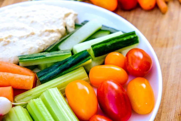 Prato de Crudite Vegetal Fresco com Hummus — Fotografia de Stock