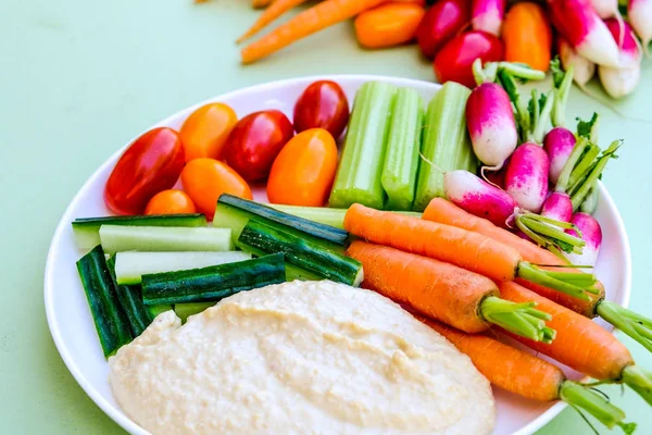 Crogiolo di verdure fresche con Hummus — Foto Stock