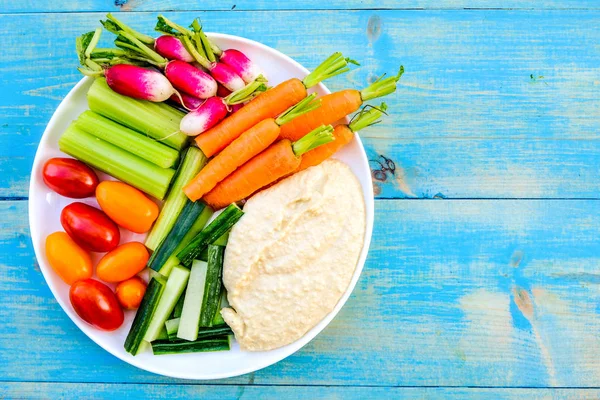 Prato de Crudite Vegetal Fresco com Hummus — Fotografia de Stock