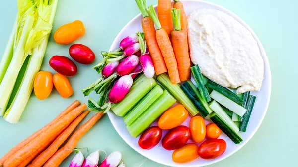 Plato crudo vegetal fresco con hummus —  Fotos de Stock