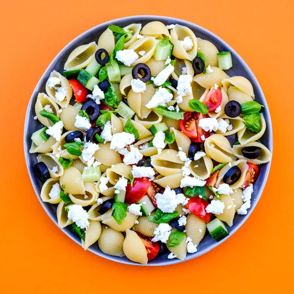 Griechischer Nudelsalat im mediterranen Stil — Stockfoto