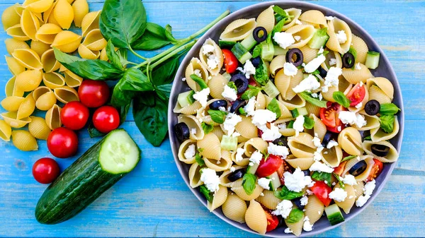 Griekse pasta salade in mediterrane stijl — Stockfoto