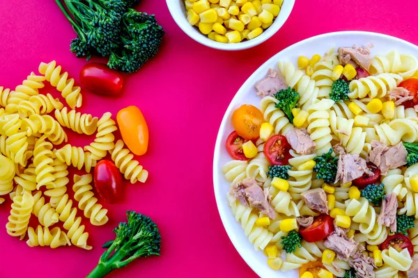 Ensalada de pasta saludable de atún y maíz dulce — Foto de Stock