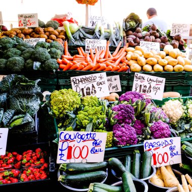 Market Satıcı Taze Sebze Satış