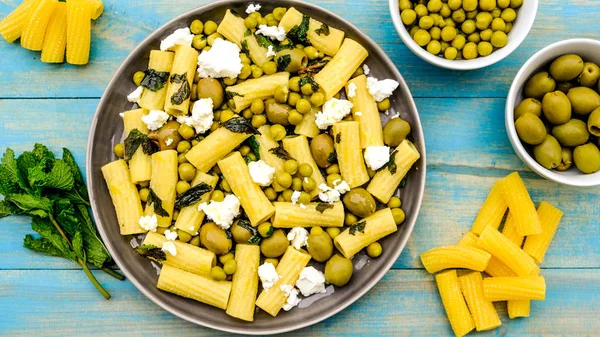 Rigatoni Nudelsalat mit Feta-Käse — Stockfoto