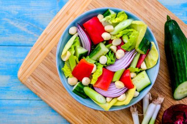 Sağlıklı Vejetaryen veya Vegan Macadamia Fındık Salatası