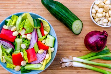Sağlıklı Vejetaryen veya Vegan Macadamia Fındık Salatası