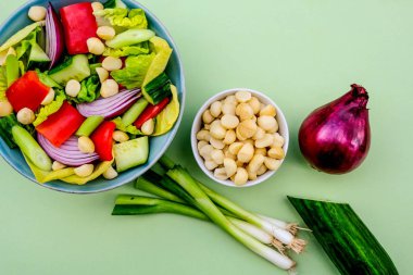 Sağlıklı Vejetaryen veya Vegan Macadamia Fındık Salatası