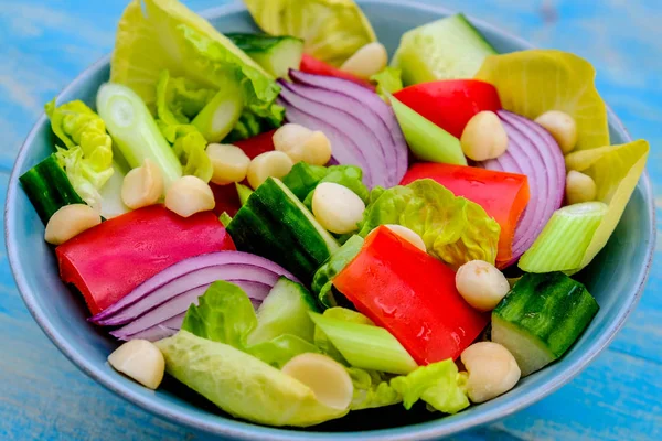 Salada de nozes de macadâmia vegetariana ou vegana saudável — Fotografia de Stock
