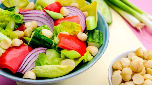 Salada de nozes de macadâmia vegetariana ou vegana saudável — Fotografia de Stock
