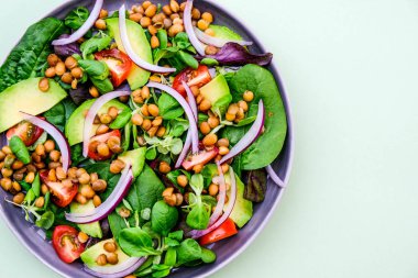 Sağlıklı Avokado ve Mercimek Vejetaryen Salatası