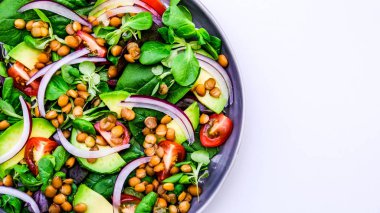 Sağlıklı Avokado ve Lentil Vejetaryen veya Vejetaryen Salatası