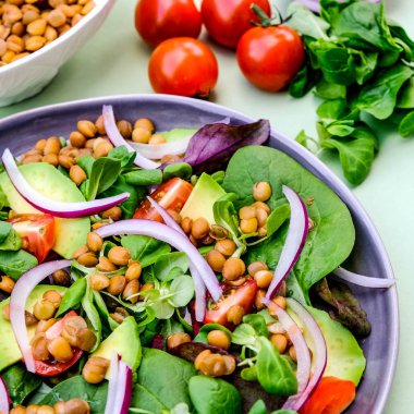 Sağlıklı Avokado ve Lentil Vejetaryen veya Vagan Salatası