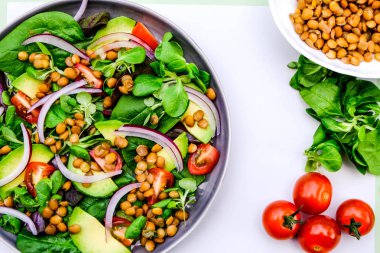 Sağlıklı Avokado ve Lentil Vejetaryen veya Vejetaryen Salatası