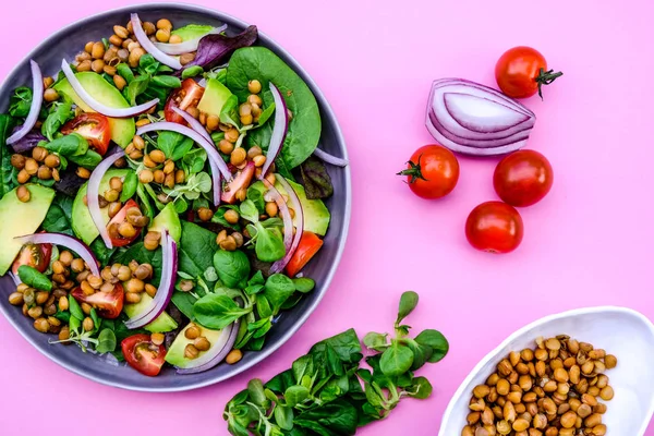 Ensalada Vegetariana Saludable de Aguacate y Lentejas —  Fotos de Stock