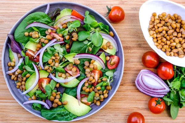 Ensalada saludable de aguacate y lentejas —  Fotos de Stock