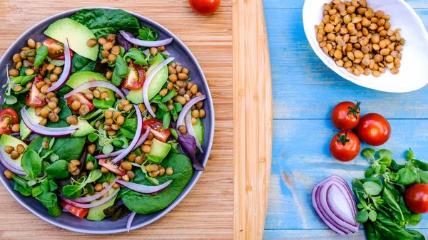 Ensalada Vegetariana Saludable de Aguacate y Lentejas —  Fotos de Stock