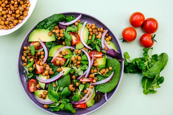 Ensalada Vegetariana Saludable de Aguacate y Lentejas —  Fotos de Stock