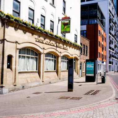 Geleneksel ana cadde İngiliz Pub 'ı Yeni Lüks Apartmanlar ve Ticaret Ofisi' nin yanında