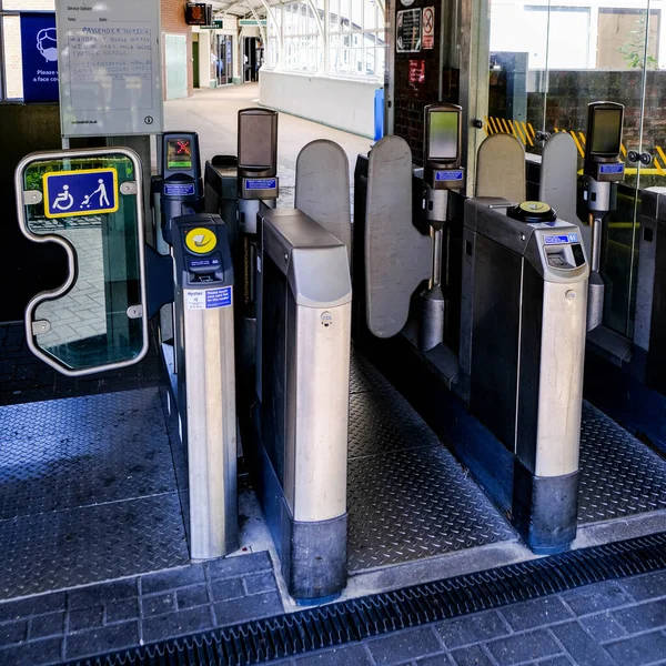 Barreras Automáticas Para Billetes Pasajeros Estación Sutton Sur Londres — Foto de Stock