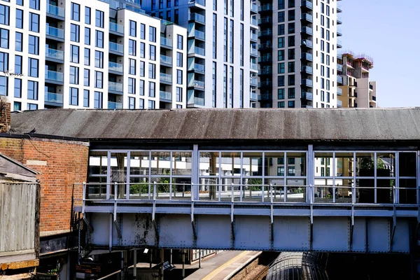 Geleneksel Demiryolu Köprüsüne Karşı Yeni Lüks Apartmanlar Nşa — Stok fotoğraf