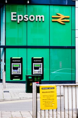 Londra, İngiltere, 14 Haziran 2020, Sessiz Epsom Tren İstasyonu İnsanlar Ev Yönetimini Gözlemlerken COVID19 Kilitlemesi sırasında