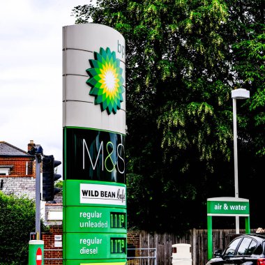 Londra, İngiltere, 14 Haziran 2020, BP Retial Benzin İstasyonu ve M & S Foodhall, Birleşik Krallık iş gücünü 2000 kişiye düşürmeyi düşündüğünü açıkladı.